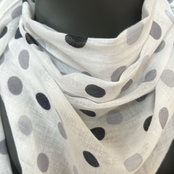 Triangular lightweight scarf polka dots white black grey - Picture 4 of 4
